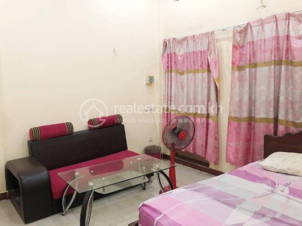 ផ្ទះល្វែង សំរាប់លក់ មានកន្លែងចតរថយន្ត 1