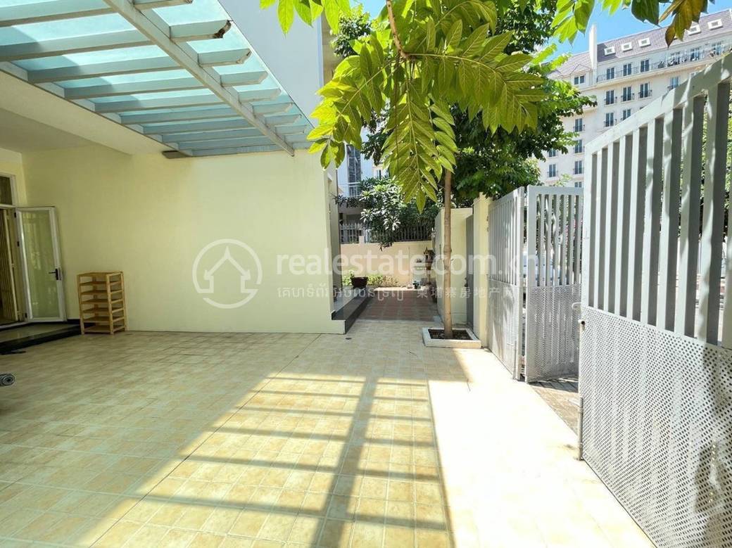130 sqm Living Size House and lot K pronájmu in Toul Kork
