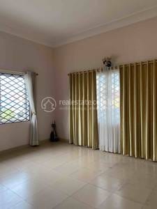$300,000 Vila
