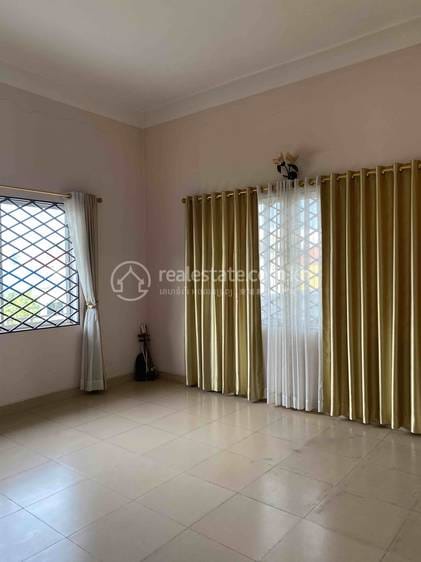 $300,000 Vila