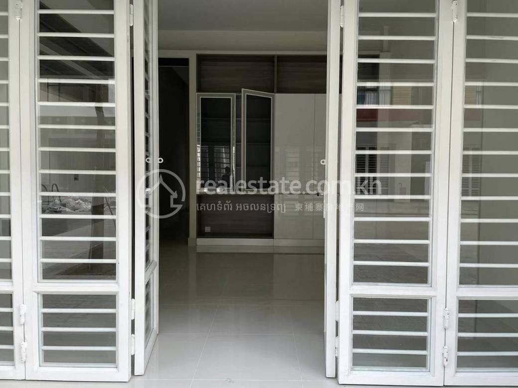 ផ្ទះលក់ដូរ 4 បន្ទប់គេង សំរាប់ជួល ក្នុងតម្លៃ $400