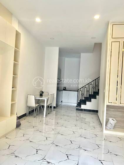 Kouk Roka Dom z lokalem handlowym Na wynajem w Kouk Roka