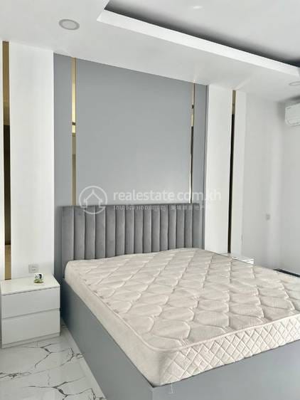 Dom z lokalem handlowym Na wynajem o powierzchni działki 48 m² za $500
