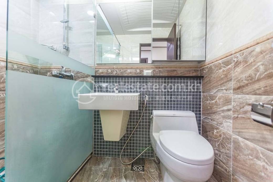 De Castle Royal Condominium | 带1个停车位的公寓出租