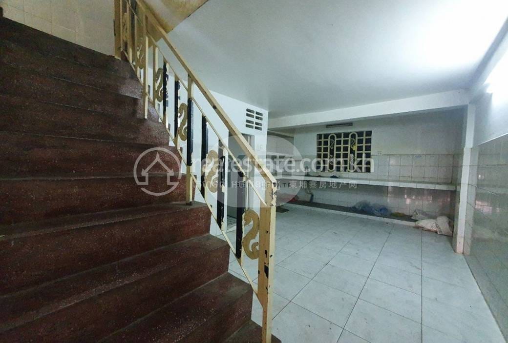 Смежный дом For Sale & Rent with 1 Parking Space