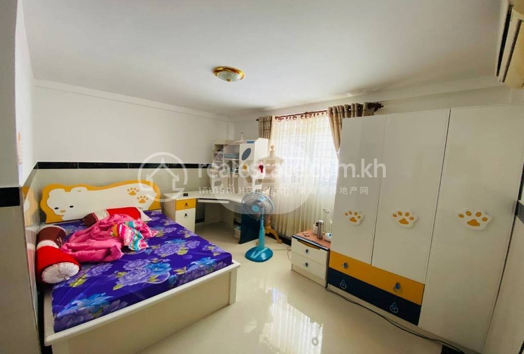 ផ្ទះល្វែង សំរាប់លក់ មានកន្លែងចតរថយន្ត 1