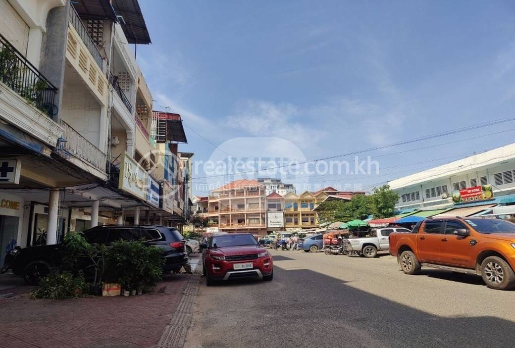 Shophouse K pronájmu with 1 Parking Space