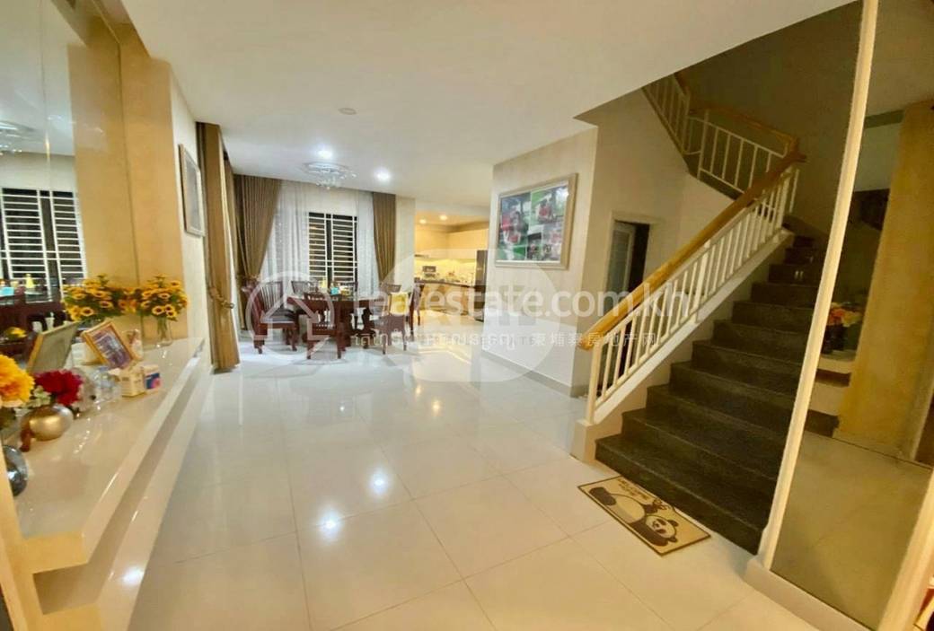 Villa Jumelle À louer à Chbar Ampov $1,350
