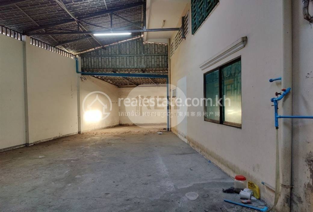 Shophouse K pronájmu with 1 Parking Space