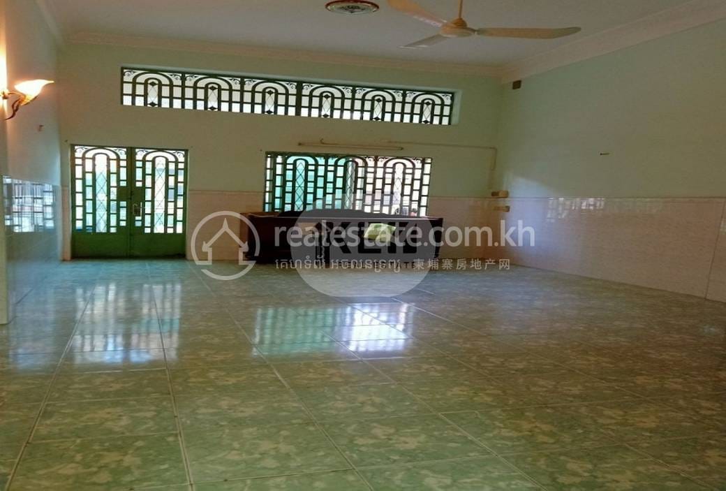 Flat House For Rent with 1 Parking Space