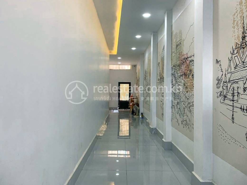 Bâtiment À louer de 156 m² de terrain