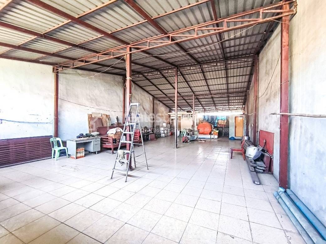 ตึกแถว สำหรับขาย ใน Daun Penh $1,120,000