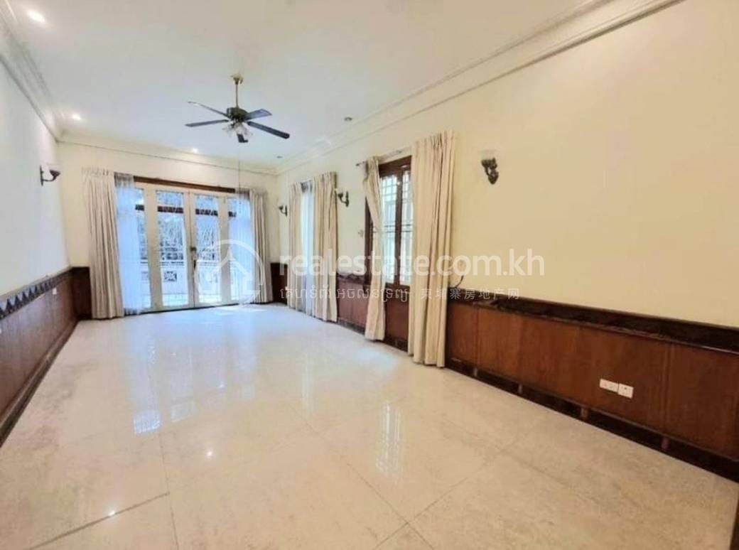8 Bedrooms Villa For Rent for $4,600