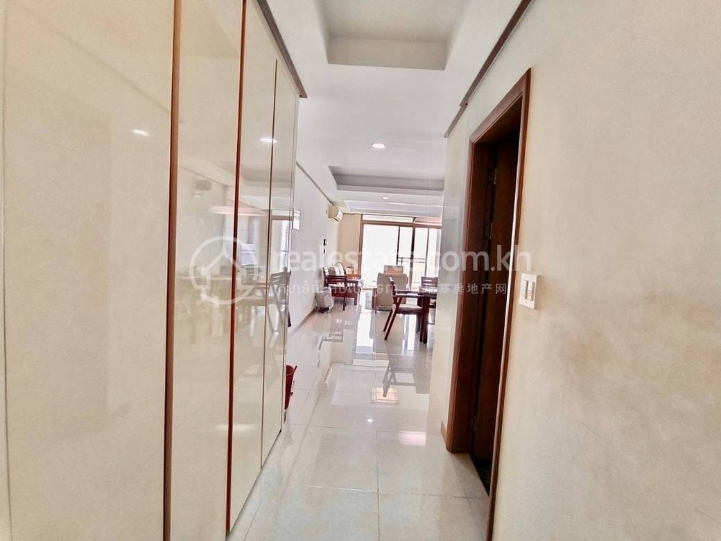 De Castle Royal Condominium | Condo Na prodej in Boeng Keng Kang $170,000
