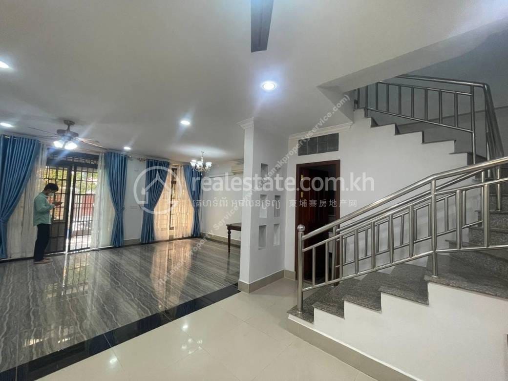 Villa À louer à Chroy Changvar $1,100