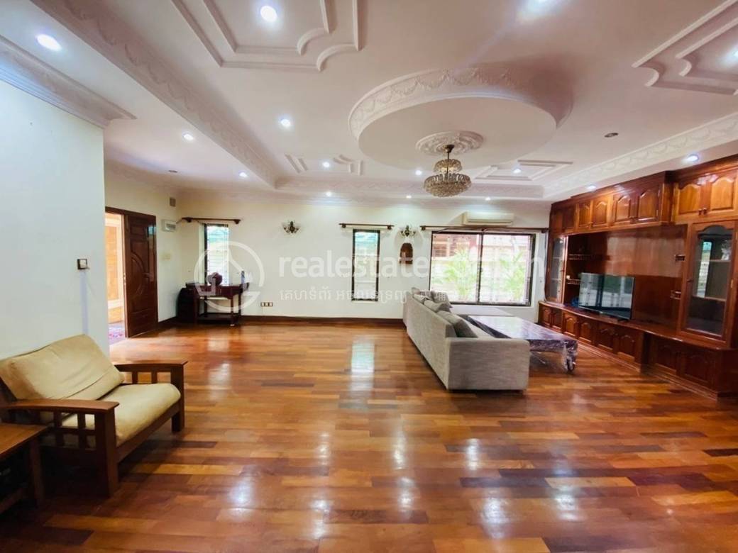 $1,600 Vila