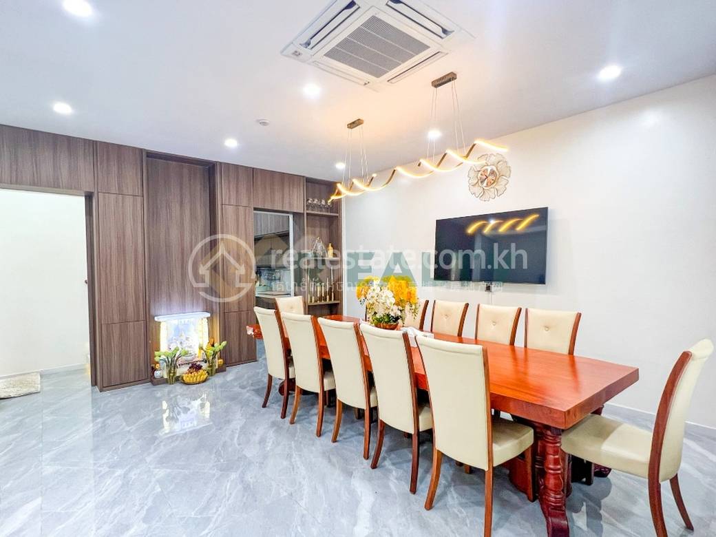 ផ្ទះល្វែង សំរាប់លក់ មានកន្លែងចតរថយន្ត 1