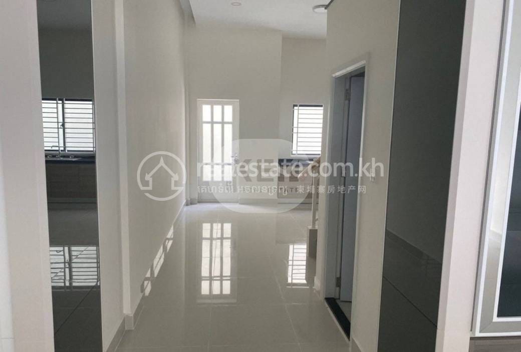 ផ្ទះលក់ដូរ សំរាប់ជួល មានកន្លែងចតរថយន្ត 1
