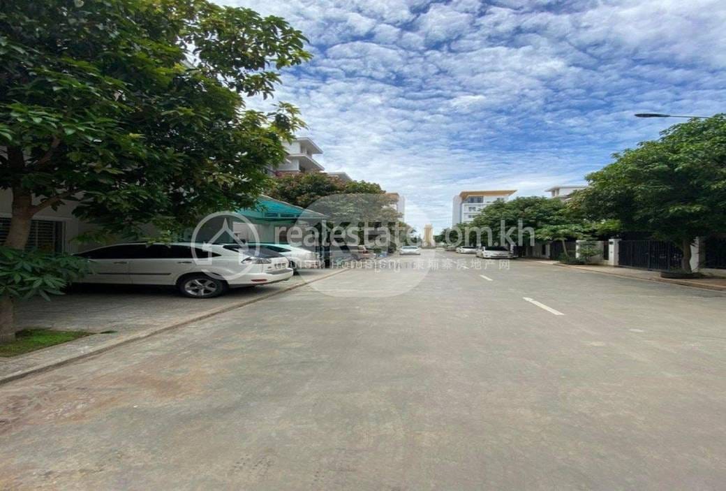 Chroy Changvar联排住宅出售，价格$195,000