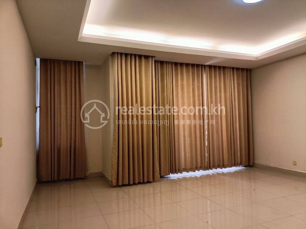 វីឡាភ្លោះ សំរាប់លក់ នៅSen Sok តម្លៃ $320,000