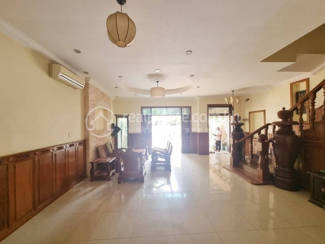 260 sqm Living Size Řadový dům K pronájmu in Chamkarmon