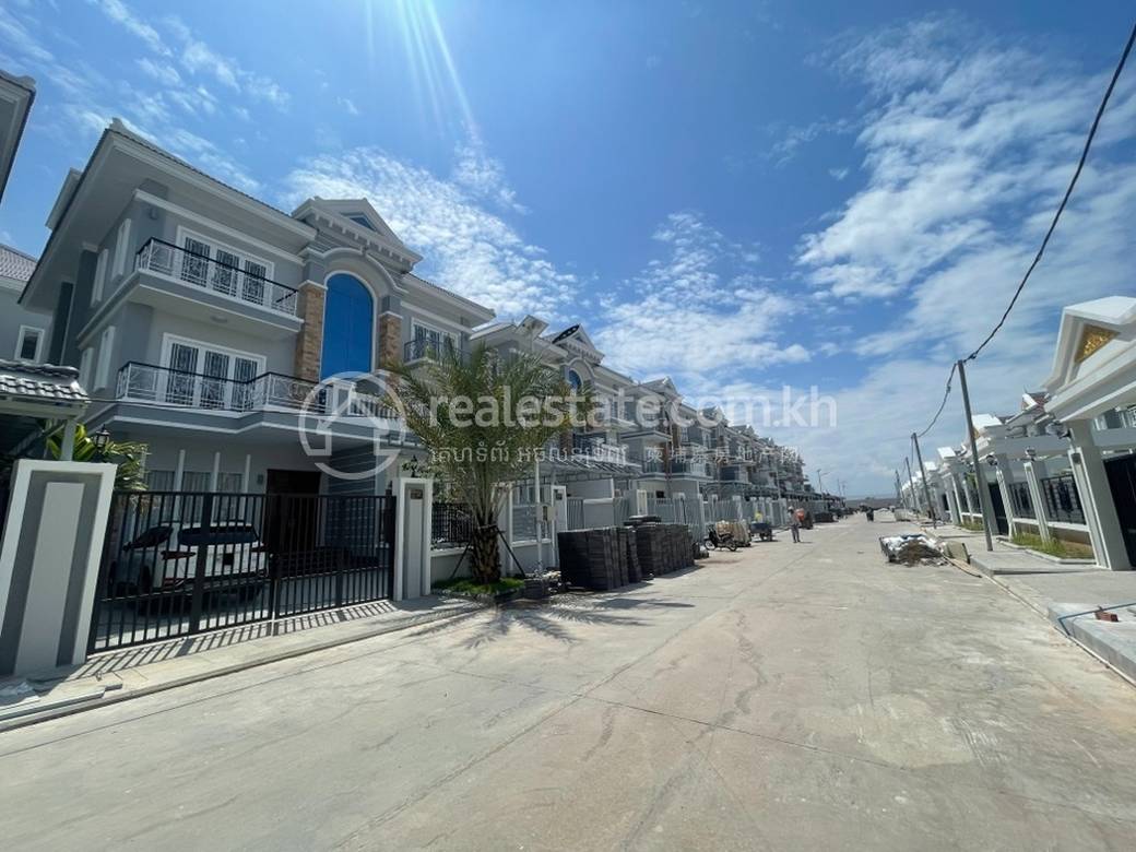 Chroy Changvar双子别墅出售，价格$235,000