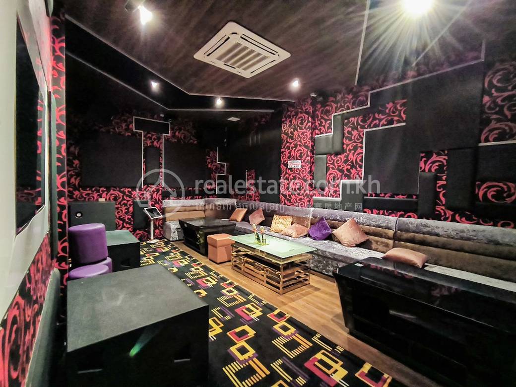 Daun Penh Shophouse For Rent in Daun Penh