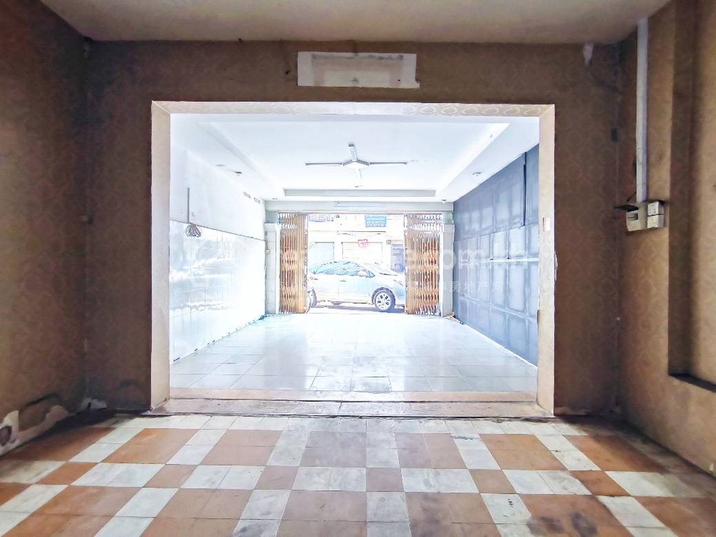 105 sqm Living Size Shophouse Na prodej in Boeng Keng Kang