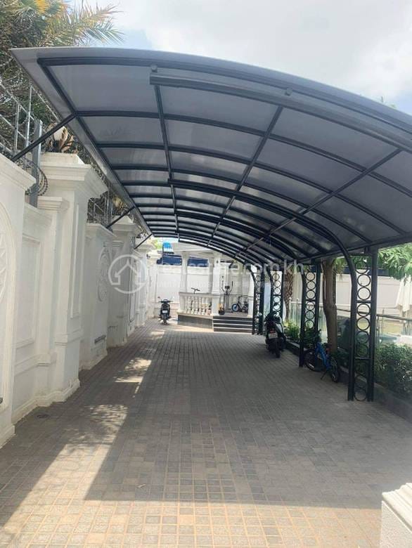 200 sqm Living Size Villa For Sale in Por Sen Chey