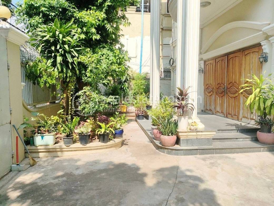 100 sqm Living Size Villa For Rent in Chamkarmon