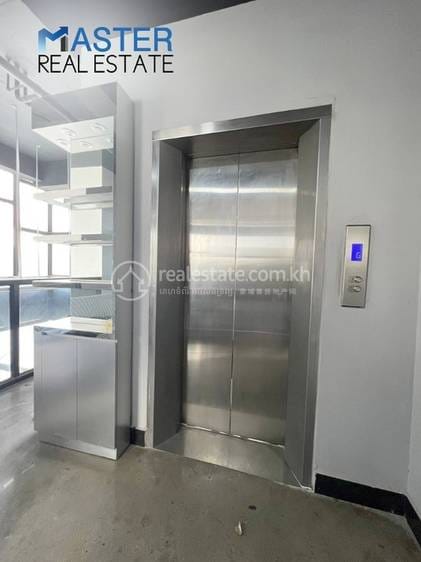 带8个停车位的建筑出售