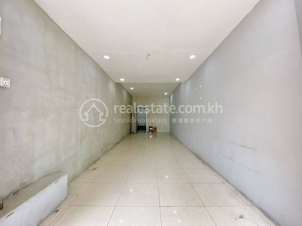 CommercialShophouse K pronájmu with 1 Parking Space