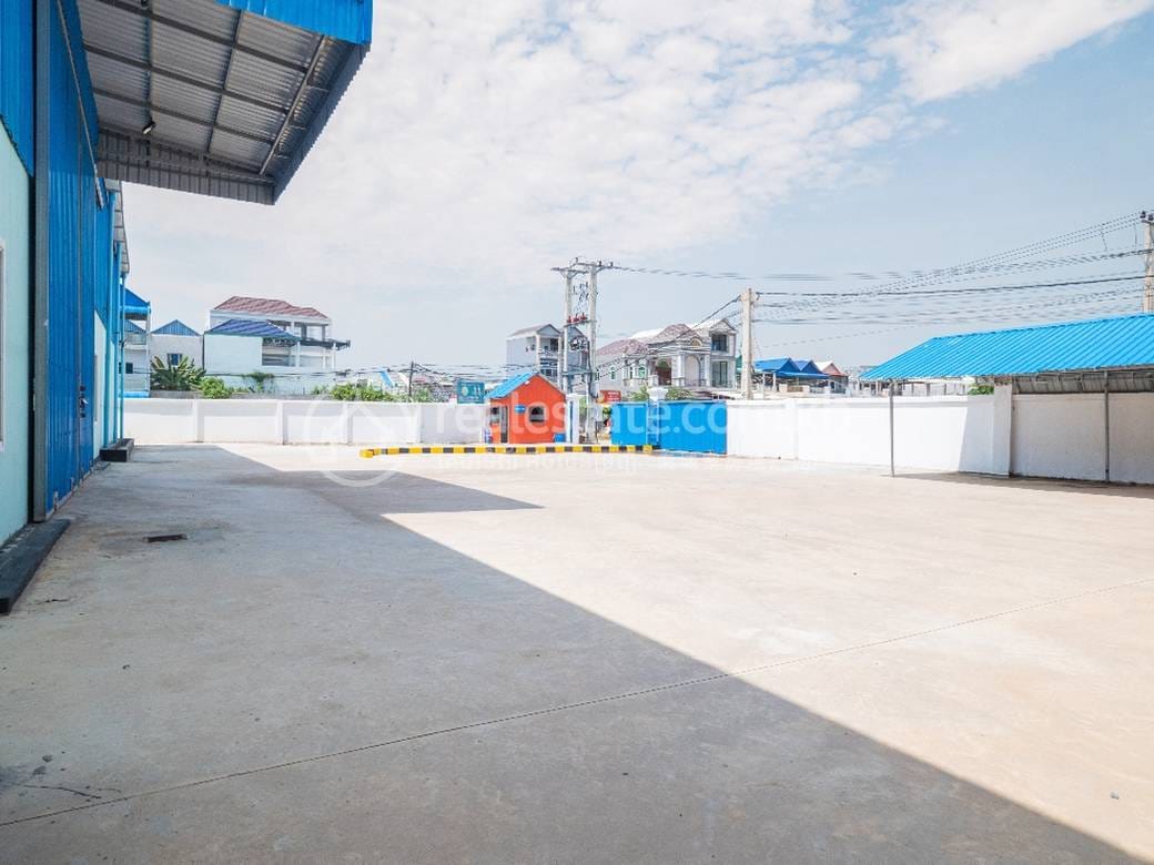 Entrepôt À vendre de 3,200 m² habitables à Sen Sok