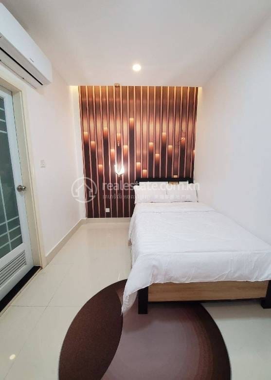 ផ្ទះល្វែង សំរាប់លក់ មានកន្លែងចតរថយន្ត 1