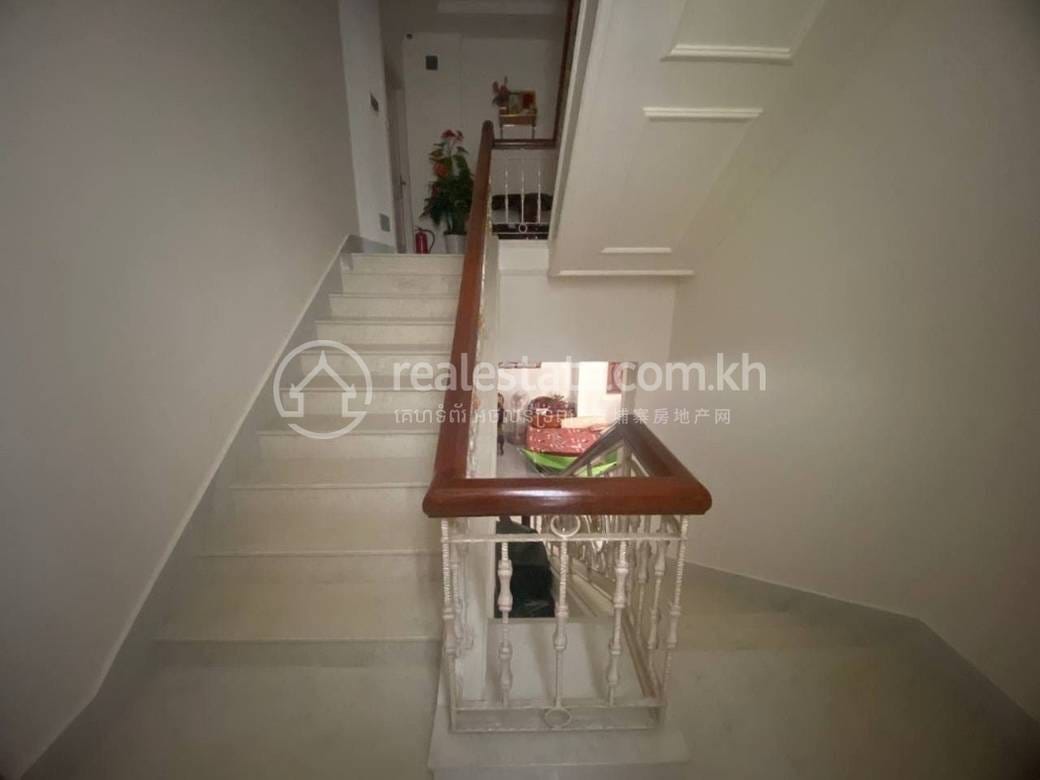 Nirouth Villa For Sale in Nirouth