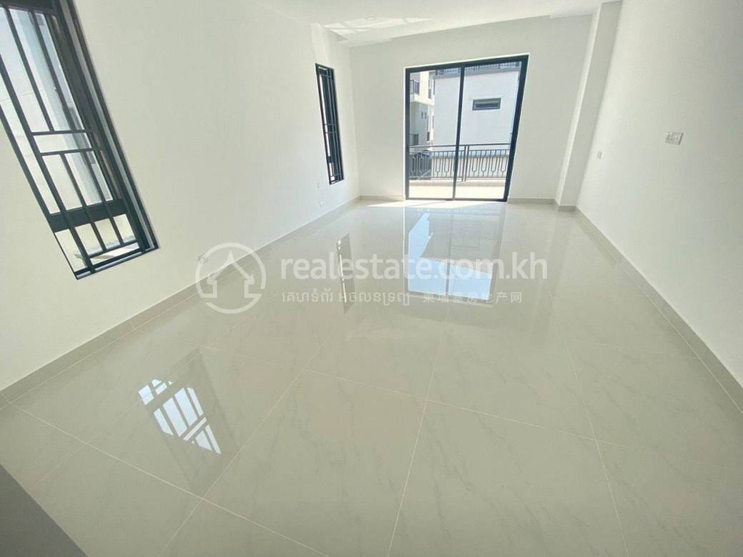 Chip Mong Land Landmark 60M | Vila Na prodej with 2 Parking Space