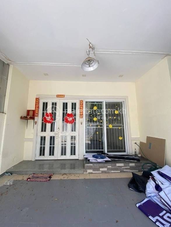带2个停车位的联排住宅出售