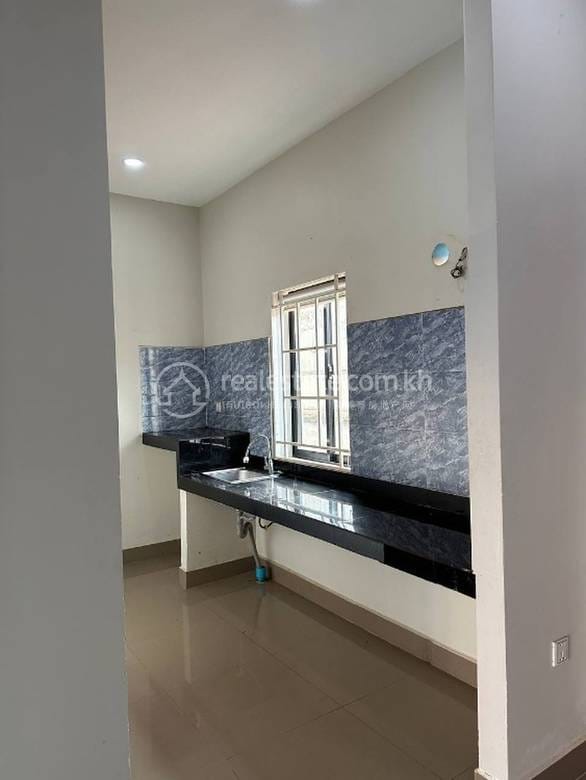 Здание For Sale & Rent in Sihanoukville $2,500,000