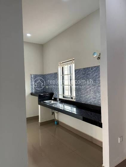 Здание For Sale & Rent in Sihanoukville $2,500,000
