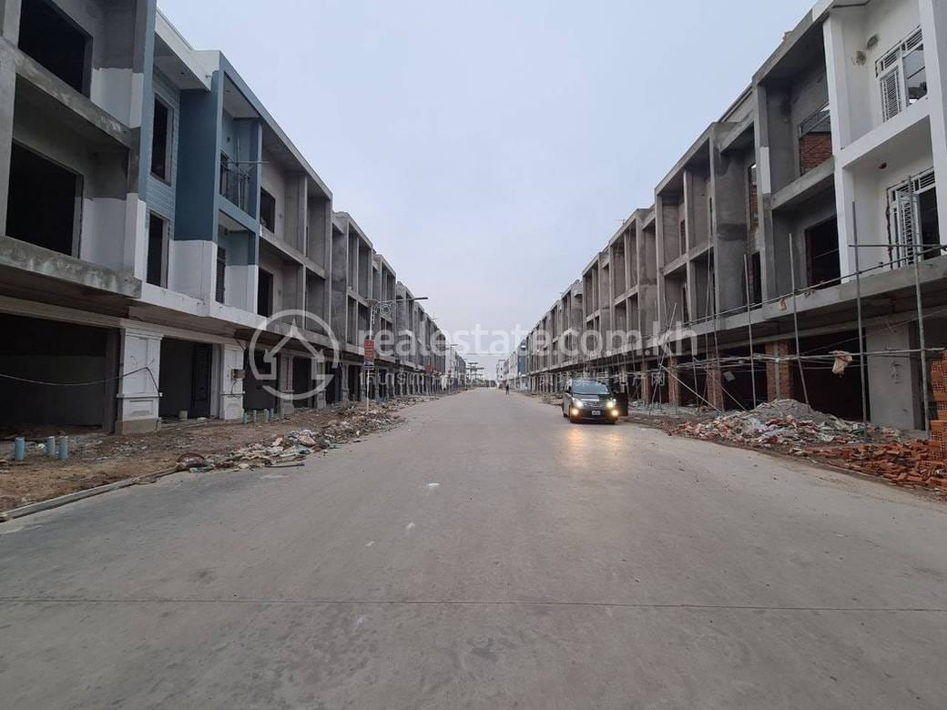 Shophouse K pronájmu with 1 Parking Space