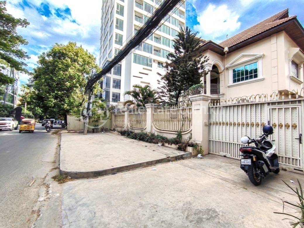 Villa For Rent in Chamkarmon $4,800