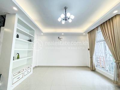 4 Bed, 5 Bath Twin Villa for Sale in Tuek Thla