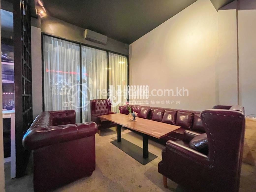 Dom z lokalem handlowym Na wynajem w Chamkarmon $2,500
