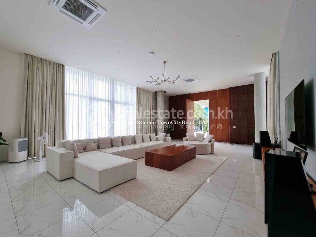 1,100 sqm Living Size Vila Na prodej in Chbar Ampov