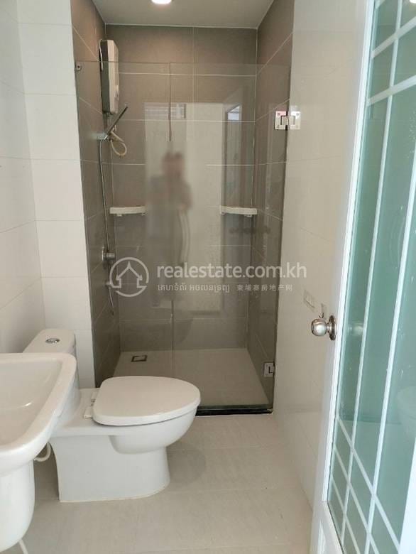 Maison mitoyenne À louer à Chbar Ampov $450