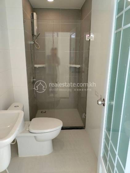 Maison mitoyenne À louer à Chbar Ampov $450