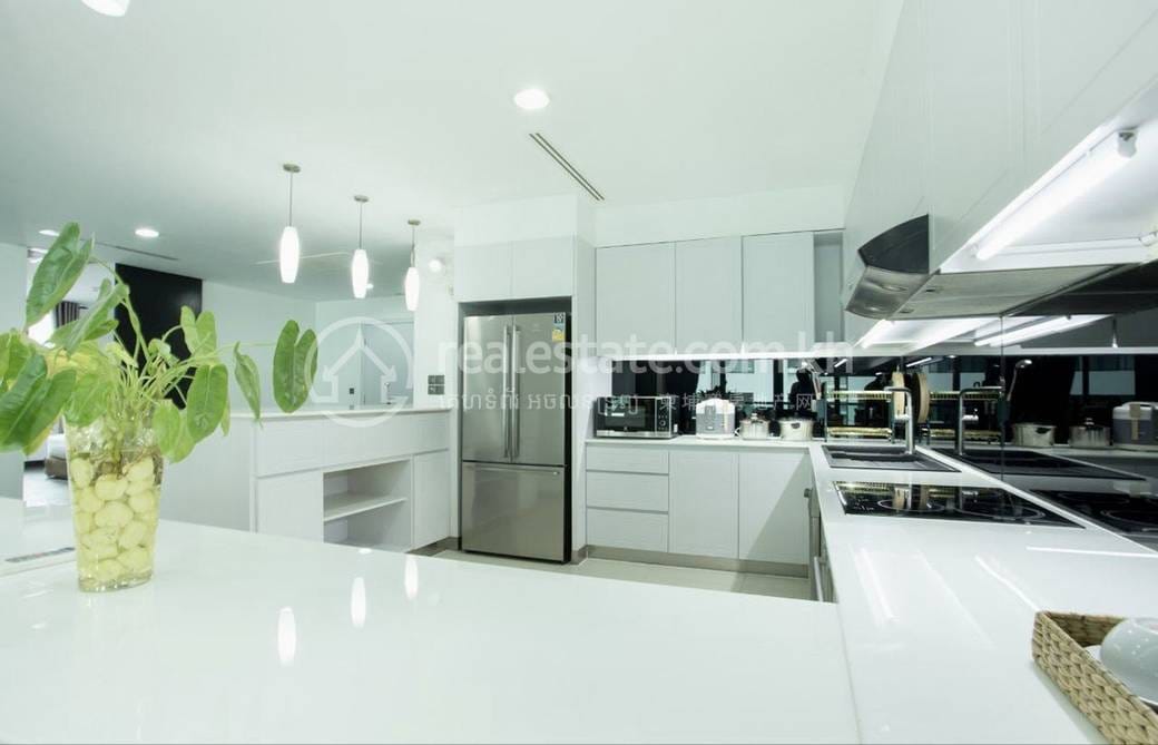 Penthouse K pronájmu in Chamkarmon $3,000