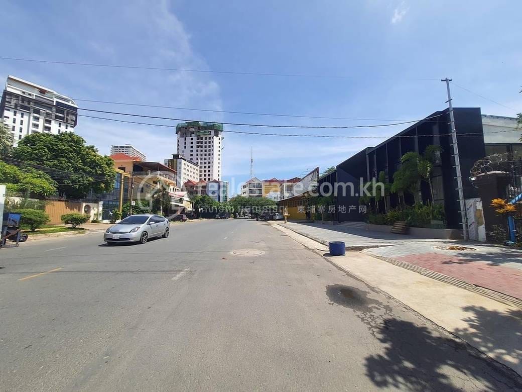 Building For Rent with 10 Parking Space