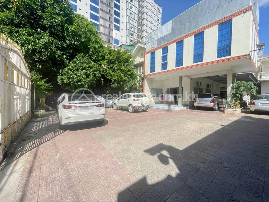 Villa For Rent with 10 Parking Space