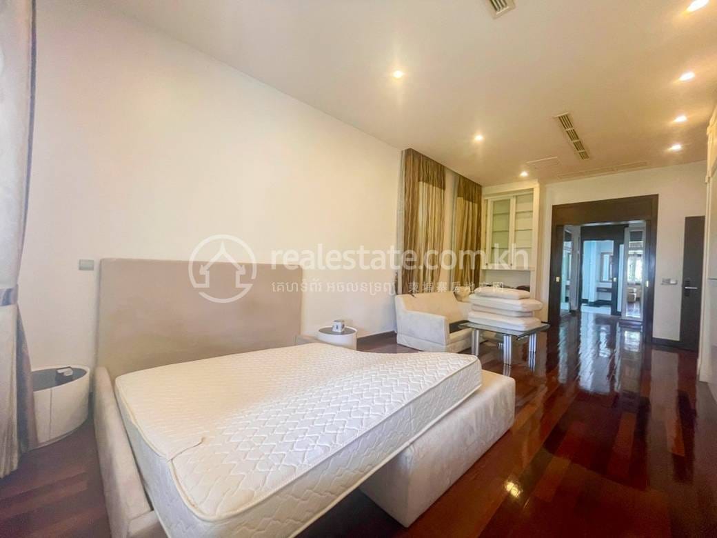 Villa For Rent with 3 Parking Space